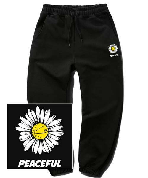 TRIPSHION(トリップション)の「DAISY PEACEFUL LOGOジョガースウェットパンツ - ブラック(スウェットパンツ・メンズ・その他・LARGE/MEDIUM/X-LARGE)」の1枚目の写真