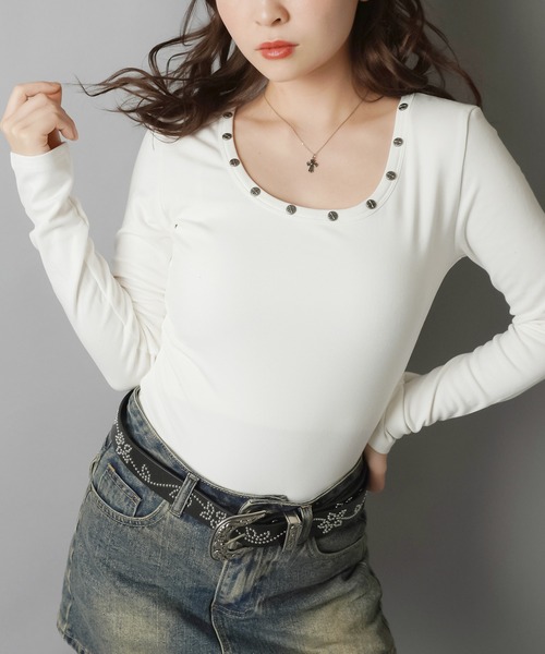 SPINNS(スピンズ)の「ストリート映え★スタッズ付きタイトカットソー(Tシャツ/カットソー・レディース・グレー/オフホワイト/ブラック/ブラウン・ONESIZE)」の2枚目の写真