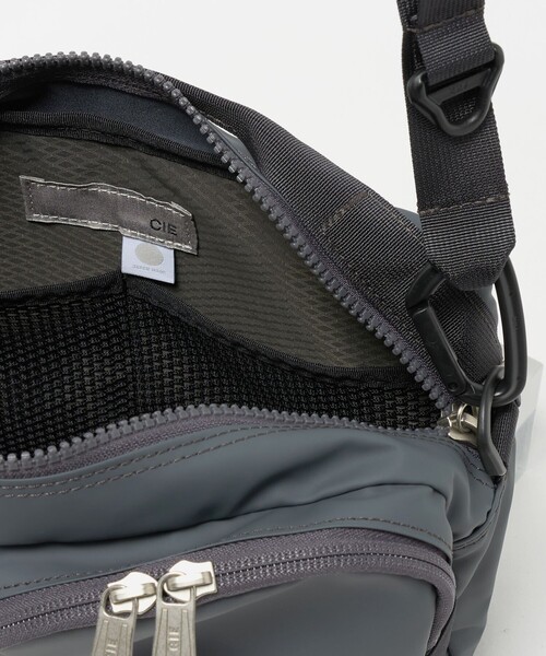 CIE（シー）の「＜CIE＞GRID3 ボトル ショルダーバッグ（ショルダーバッグ・メンズ・ダークグレー/ブラック・FREE）」の16枚目の写真
