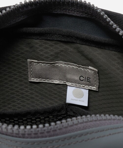 CIE（シー）の「＜CIE＞GRID3 ボトル ショルダーバッグ（ショルダーバッグ・メンズ・ダークグレー/ブラック・FREE）」の17枚目の写真