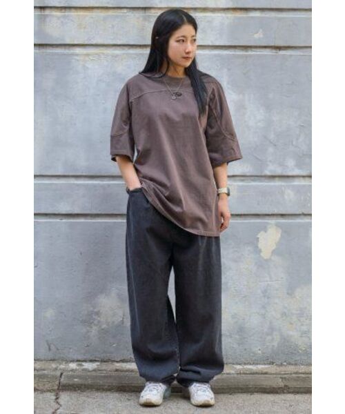 LORES（ロアス）の「Wide Tuck Denim Pants - Black（デニムパンツ・レディース・その他・M/L/XL）」の5枚目の写真
