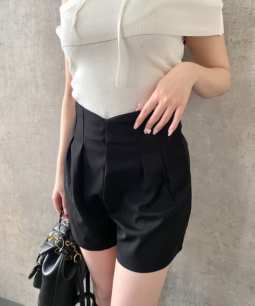 Mejoul(メジュール)の「【26年春夏新作】ハイウエスト Vカット タックショートパンツ(その他パンツ・レディース・ブラウン/ブラック・L/M)」の4枚目の写真