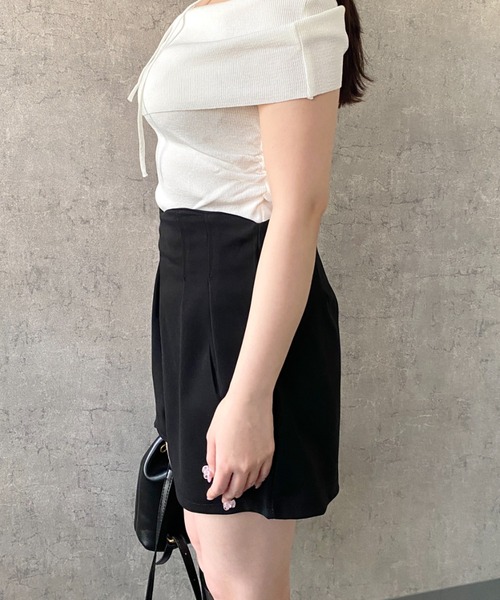 Mejoul(メジュール)の「【26年春夏新作】ハイウエスト Vカット タックショートパンツ(その他パンツ・レディース・ブラウン/ブラック・L/M)」の10枚目の写真