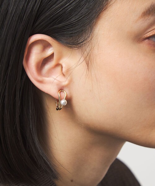 green label relaxing(グリーンレーベルリラクシング)の「ドロップフレーム&フェイクパール イヤリング(イヤリング・レディース・シルバー/ゴールド・FREE)」の2枚目の写真