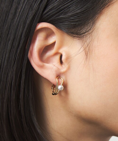 green label relaxing(グリーンレーベルリラクシング)の「ドロップフレーム&フェイクパール イヤリング(イヤリング・レディース・シルバー/ゴールド・FREE)」の11枚目の写真