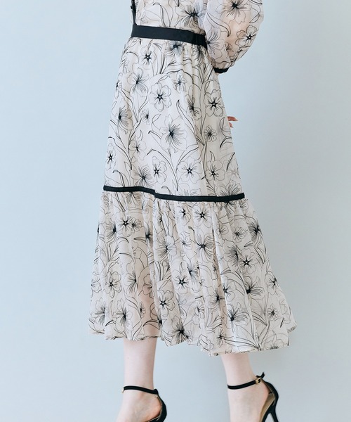 Audie a Muses(オーディアミューズ)の「シアー刺繍バイカラーティアードスカート(スカート・レディース・ブラック/ベージュ・38/42)」の13枚目の写真