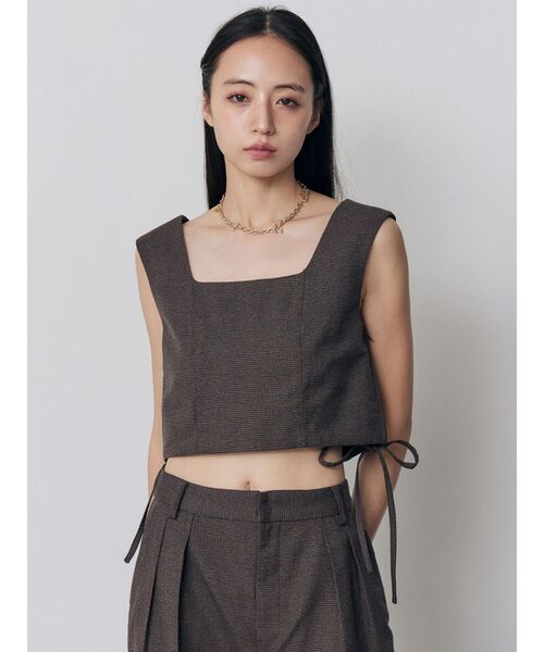 MURUA（ムルーア）の「【セットアップ対応】スクエアネックメッシュタンク　夏服（タンクトップ・レディース・ブラック/アイボリー/ブラウン/グレー・FREE）」の5枚目の写真