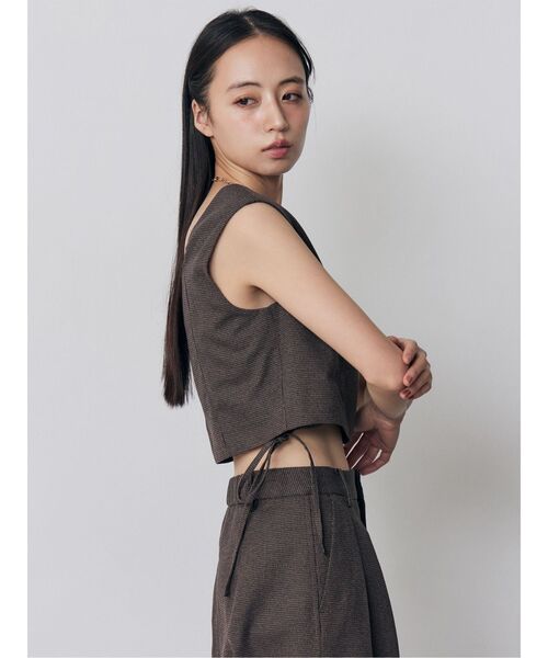 MURUA（ムルーア）の「【セットアップ対応】スクエアネックメッシュタンク（タンクトップ・レディース・ブラック/アイボリー/ブラウン/グレー・FREE）」の6枚目の写真