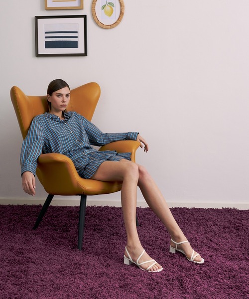CHARLES & KEITH(チャールズ & キース)の「Arden アーデン ウェービーブロックヒール スリングバッグサンダル(サンダル・レディース・オフホワイト/シルバー/ブラック系その他2・25.5cm/25cm/24.5cm/23.5cm/23cm/22.5cm)」の2枚目の写真