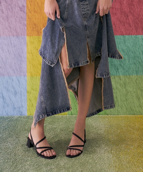CHARLES & KEITH(チャールズ & キース)の「Arden アーデン ウェービーブロックヒール スリングバッグサンダル(サンダル・レディース・オフホワイト/シルバー/ブラック系その他2・25.5cm/25cm/24.5cm/23.5cm/23cm/22.5cm)」の1枚目の写真