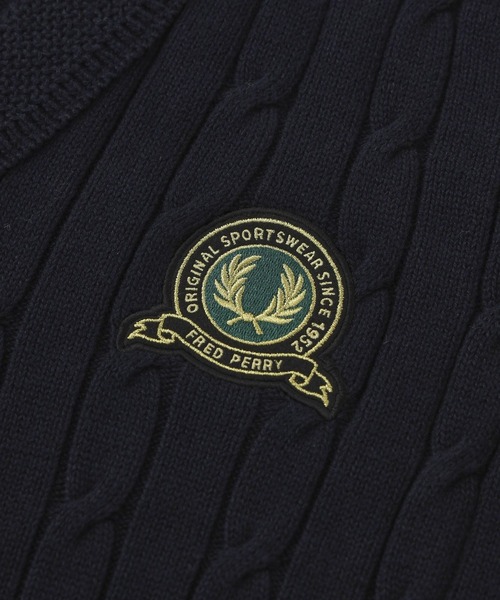 FRED PERRY（フレッドペリー）の「FRED PERRY TENNIS BADGE CABLE KNIT JUMPER K1531（ニット/セーター・メンズ・ネイビー・M）」の4枚目の写真