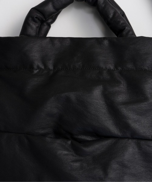 MAISON SPECIAL(メゾンスペシャル)の「Vegan Leather Big Pillow Bag/ヴィーガンレザービッグピローバッグ(ショルダーバッグ・レディース・シルバー/パープル/アイボリー/ブラック・FREE)」の13枚目の写真