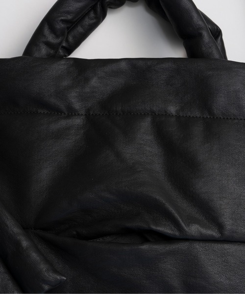 MAISON SPECIAL(メゾンスペシャル)の「Vegan Leather Big Pillow Bag/ヴィーガンレザービッグピローバッグ(ショルダーバッグ・レディース・シルバー/パープル/アイボリー/ブラック・FREE)」の15枚目の写真