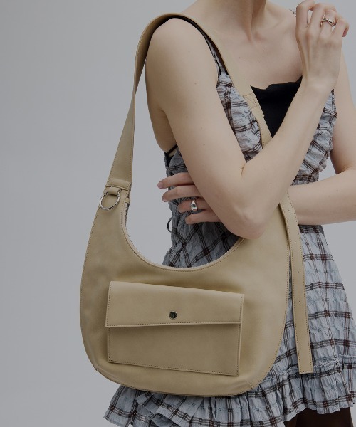 Ameri(アメリ)の「BODY FIT SHOULDER BAG(ショルダーバッグ・レディース・ベージュ/アッシュブラウン/ライトブルー・FREE)」の1枚目の写真