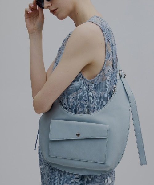 Ameri(アメリ)の「BODY FIT SHOULDER BAG(ショルダーバッグ・レディース・ベージュ/アッシュブラウン/ライトブルー・FREE)」の3枚目の写真