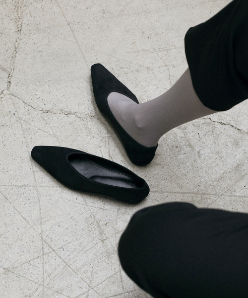 EPURE(エピュレ)の「MUSE Suede Flats (3color)(バレエシューズ・レディース・ブラック/ブラウン/グレー・22.5cm/23cm/23.5cm/24cm/24.5cm/25cm/25.5cm)」の4枚目の写真