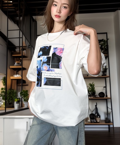 Candlestick（キャンドルスティック）の「フラワーフォト アート ワイドシルエット 裾ドロスト ストレッチ 半袖Tシャツ（Tシャツ/カットソー・レディース・ホワイト/ブラック・M/L）」の2枚目の写真