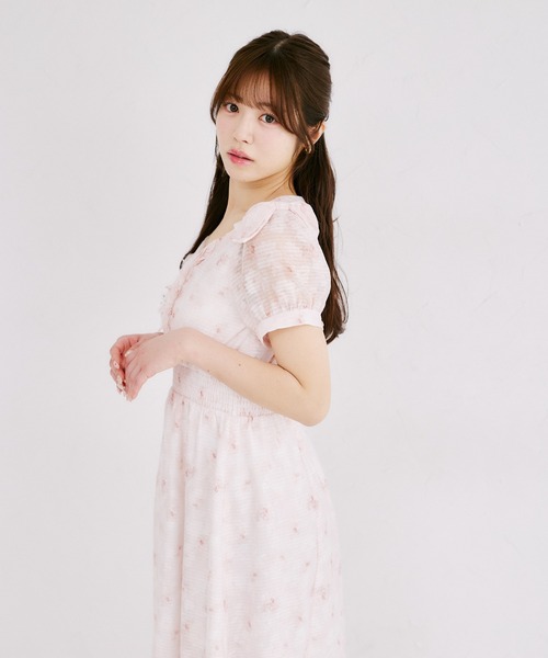 Suyunn(スユン)の「肩リボン付きシアーチェック×フラワープリントロングワンピース(ワンピース・レディース・コーラルピンク/ライトブルー・M)」の16枚目の写真