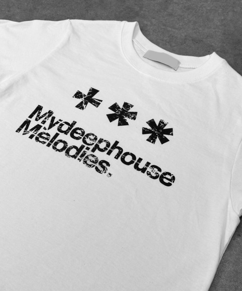 MATU:TA（マトゥータ）の「【着回し力抜群！】アスターフラワーＴシャツ / 半袖 カットソー 綿100 通気性 ミドル丈 プリント 海外ガール シンプル コンパクト 3カラー ホワイト ブラック カーキ（Tシャツ/カットソー・レディース・ホワイト/カーキ/ブラック・FREE）」の6枚目の写真