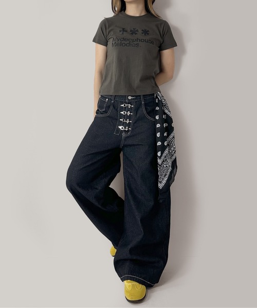 MATU:TA（マトゥータ）の「【着回し力抜群！】アスターフラワーＴシャツ / 半袖 カットソー 綿100 通気性 ミドル丈 プリント 海外ガール シンプル コンパクト 3カラー ホワイト ブラック カーキ（Tシャツ/カットソー・レディース・ホワイト/カーキ/ブラック・FREE）」の8枚目の写真