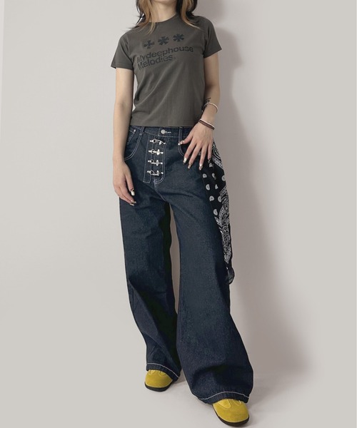 MATU:TA（マトゥータ）の「【着回し力抜群！】アスターフラワーＴシャツ / 半袖 カットソー 綿100 通気性 ミドル丈 プリント 海外ガール シンプル コンパクト 3カラー ホワイト ブラック カーキ（Tシャツ/カットソー・レディース・ホワイト/カーキ/ブラック・FREE）」の9枚目の写真