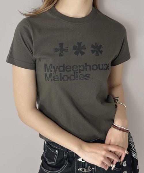 MATU:TA（マトゥータ）の「【着回し力抜群！】アスターフラワーＴシャツ / 半袖 カットソー 綿100 通気性 ミドル丈 プリント 海外ガール シンプル コンパクト 3カラー ホワイト ブラック カーキ（Tシャツ/カットソー・レディース・ホワイト/カーキ/ブラック・FREE）」の10枚目の写真