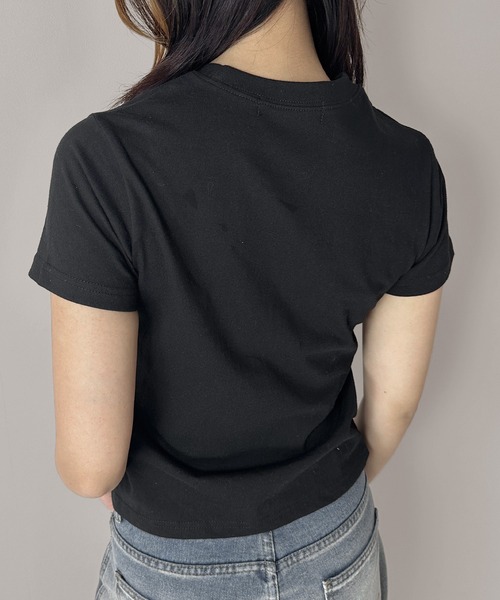 MATU:TA（マトゥータ）の「【着回し力抜群！】アスターフラワーＴシャツ / 半袖 カットソー 綿100 通気性 ミドル丈 プリント 海外ガール シンプル コンパクト 3カラー ホワイト ブラック カーキ（Tシャツ/カットソー・レディース・ホワイト/カーキ/ブラック・FREE）」の15枚目の写真