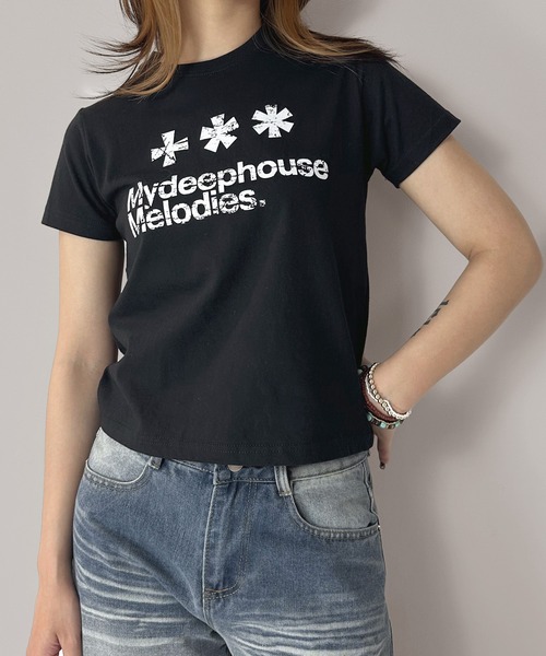 MATU:TA（マトゥータ）の「【着回し力抜群！】アスターフラワーＴシャツ / 半袖 カットソー 綿100 通気性 ミドル丈 プリント 海外ガール シンプル コンパクト 3カラー ホワイト ブラック カーキ（Tシャツ/カットソー・レディース・ホワイト/カーキ/ブラック・FREE）」の14枚目の写真