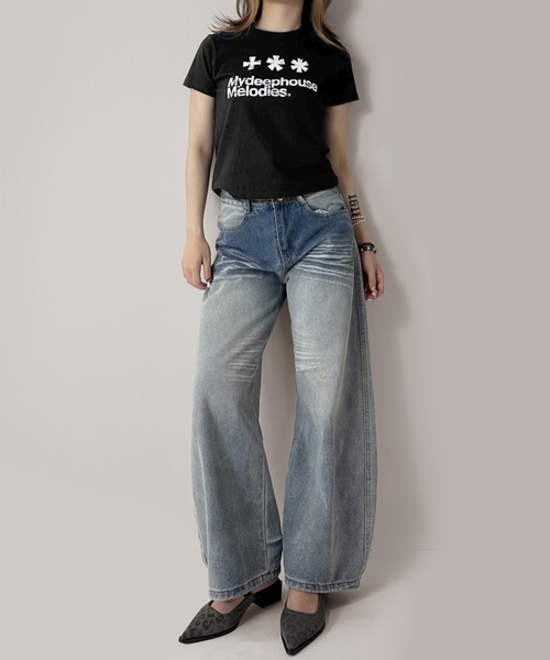 MATU:TA（マトゥータ）の「【着回し力抜群！】アスターフラワーＴシャツ / 半袖 カットソー 綿100 通気性 ミドル丈 プリント 海外ガール シンプル コンパクト 3カラー ホワイト ブラック カーキ（Tシャツ/カットソー・レディース・ホワイト/カーキ/ブラック・FREE）」の12枚目の写真