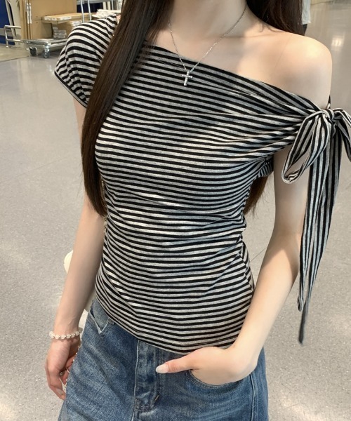 AMAJI（アマジ）の「ワンショルダー 配色ストライプ リボン付き 半袖Tシャツ（Tシャツ/カットソー・レディース・グレー・SMALL/MEDIUM/LARGE/X-LARGE）」の2枚目の写真