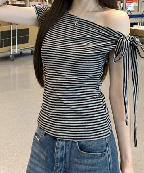 AMAJI（アマジ）の「ワンショルダー 配色ストライプ リボン付き 半袖Tシャツ（Tシャツ/カットソー・レディース・グレー・SMALL/MEDIUM/LARGE/X-LARGE）」の3枚目の写真