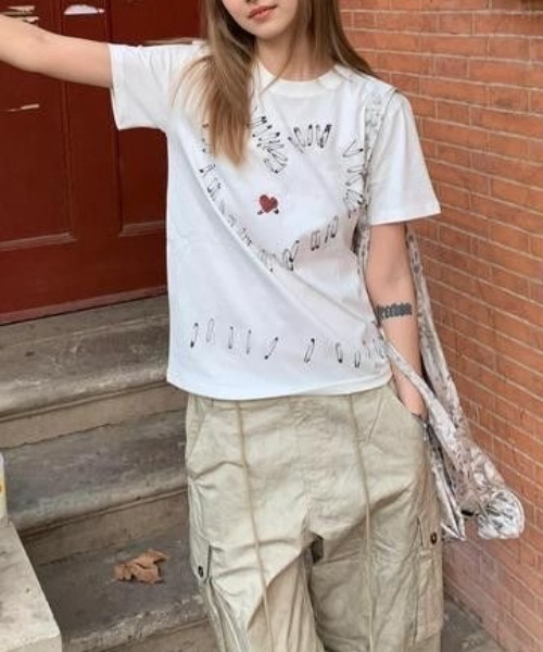 AVYL(アヴィル)の「セーフティピン ハートグラフィックTシャツ(Tシャツ/カットソー・レディース・ホワイト・M)」の11枚目の写真