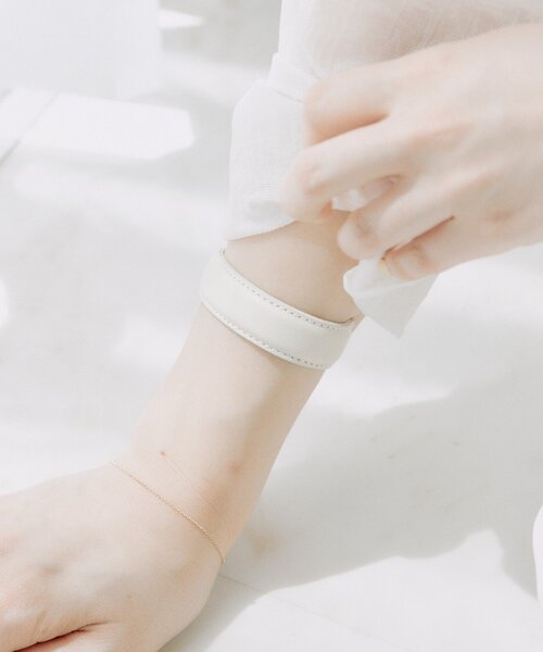 ear PAPILLONNER(イアパピヨネ)の「ステッチレザーバングル(バングル/リストバンド・レディース・ブラック/ホワイト/キャメル・FREE)」の11枚目の写真