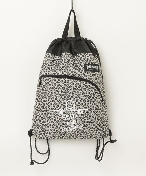 THRASHER(スラッシャー)の「"02"≪THRASHER≫1ポケット/4L レオパード柄 カーブポケット ブランドロゴ ナップサック(バックパック/リュック・メンズ・ホワイト系1/ベージュ系1・ONE SIZE)」の2枚目の写真