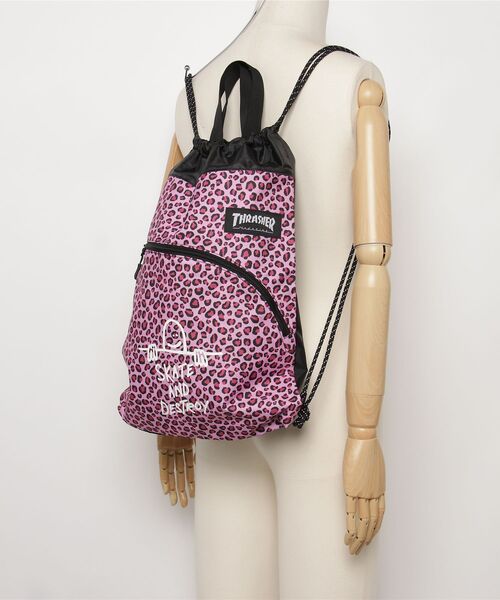 THRASHER(スラッシャー)の「"02"≪THRASHER≫1ポケット/4L レオパード柄 カーブポケット ブランドロゴ ナップサック(バックパック/リュック・メンズ・ホワイト系1/ベージュ系1・ONE SIZE)」の6枚目の写真