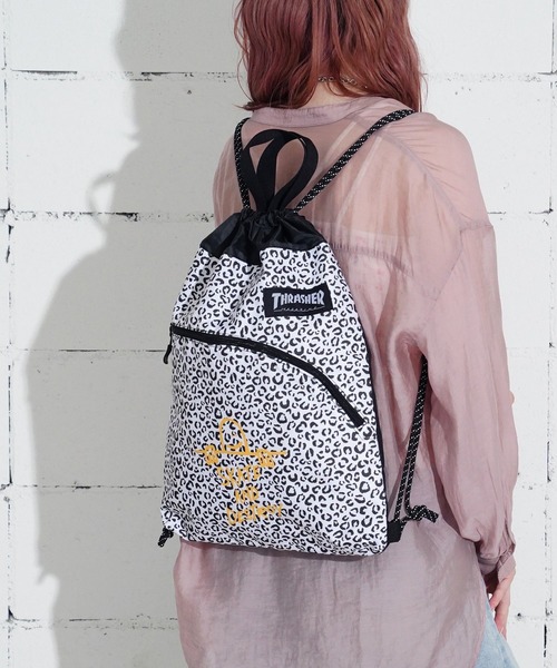 THRASHER(スラッシャー)の「"02"≪THRASHER≫1ポケット/4L レオパード柄 カーブポケット ブランドロゴ ナップサック(バックパック/リュック・メンズ・ホワイト系1/ベージュ系1/ピンク系1・ONE SIZE)」の2枚目の写真