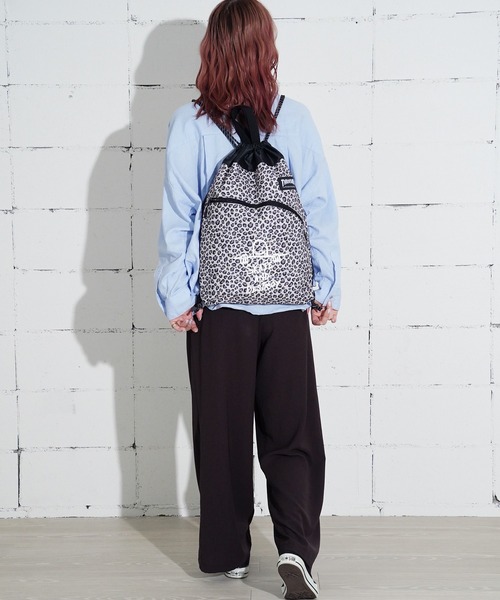 THRASHER(スラッシャー)の「"02"≪THRASHER≫1ポケット/4L レオパード柄 カーブポケット ブランドロゴ ナップサック(バックパック/リュック・メンズ・ホワイト系1/ベージュ系1/ピンク系1・ONE SIZE)」の11枚目の写真