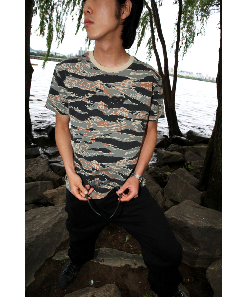 ERSCO(イーアルエスコ)の「ブラー ロゴ カモ Tシャツ_ベージュ(Tシャツ/カットソー・レディース・その他・X-LARGE/LARGE/MEDIUM)」の5枚目の写真