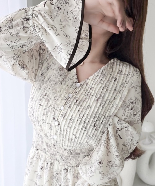 mily bilet(ミウィビレット)の「【mily bilet】着るだけで華やぐ、大人可愛い花柄ワンピース。キャンディスリーブプリーツワンピース (ロング丈)(ワンピース・レディース・ブラック/アイボリー・LARGE/X-LARGE/SMALL/MEDIUM)」の1枚目の写真