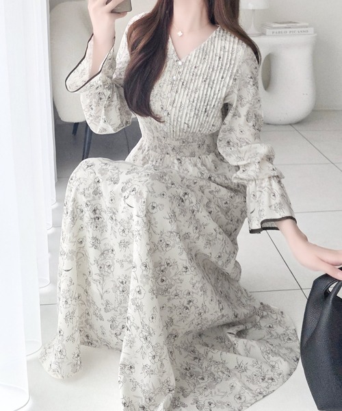 mily bilet(ミウィビレット)の「【mily bilet】着るだけで華やぐ、大人可愛い花柄ワンピース。キャンディスリーブプリーツワンピース (ロング丈)(ワンピース・レディース・ブラック/アイボリー・LARGE/X-LARGE/SMALL/MEDIUM)」の6枚目の写真