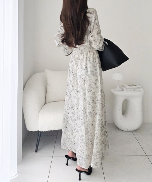 mily bilet(ミウィビレット)の「【mily bilet】着るだけで華やぐ、大人可愛い花柄ワンピース。キャンディスリーブプリーツワンピース (ロング丈)(ワンピース・レディース・ブラック/アイボリー・LARGE/X-LARGE/SMALL/MEDIUM)」の10枚目の写真