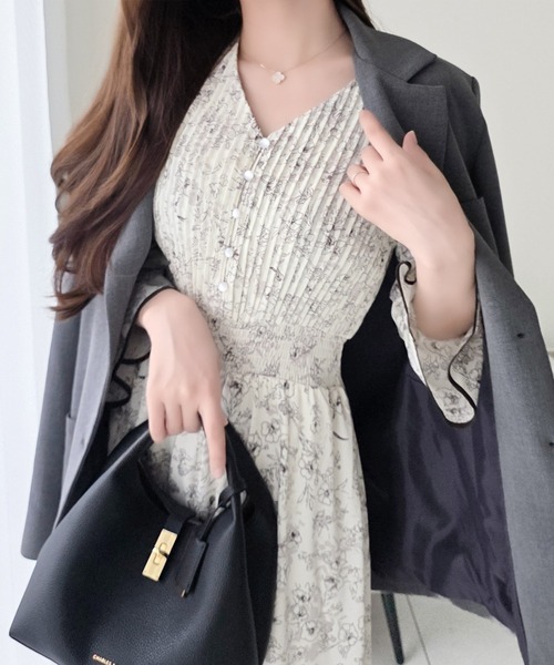 mily bilet(ミウィビレット)の「【mily bilet】着るだけで華やぐ、大人可愛い花柄ワンピース。キャンディスリーブプリーツワンピース (ロング丈)(ワンピース・レディース・ブラック/アイボリー・LARGE/X-LARGE/SMALL/MEDIUM)」の11枚目の写真