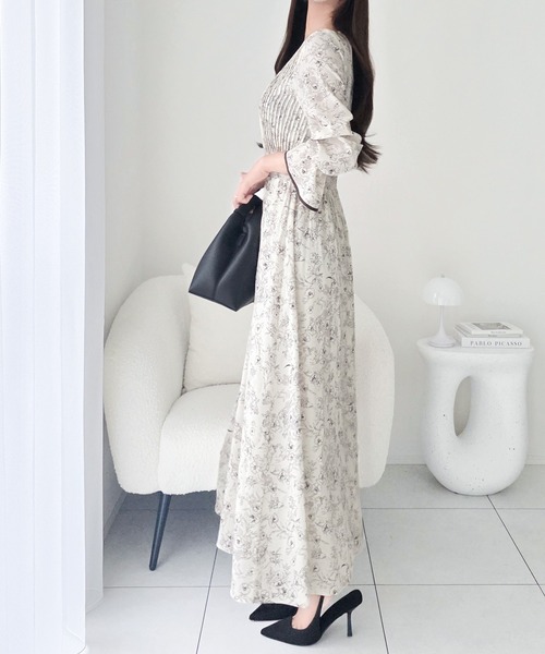 mily bilet(ミウィビレット)の「【mily bilet】着るだけで華やぐ、大人可愛い花柄ワンピース。キャンディスリーブプリーツワンピース (ロング丈)(ワンピース・レディース・ブラック/アイボリー・LARGE/X-LARGE/SMALL/MEDIUM)」の13枚目の写真