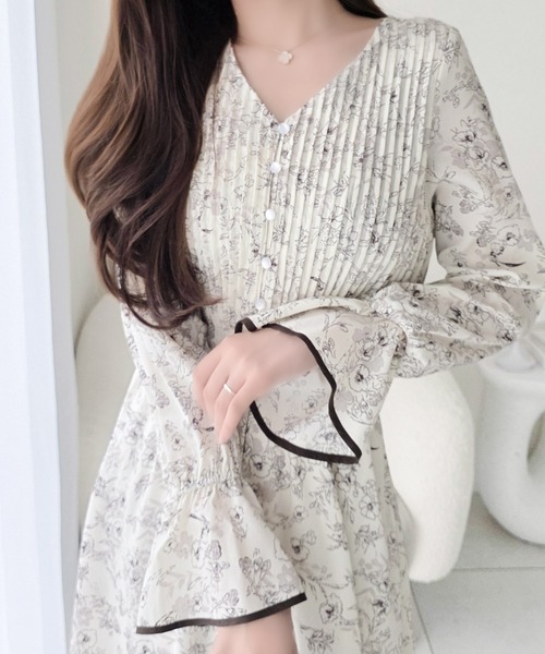 mily bilet(ミウィビレット)の「【mily bilet】着るだけで華やぐ、大人可愛い花柄ワンピース。キャンディスリーブプリーツワンピース (ロング丈)(ワンピース・レディース・ブラック/アイボリー・LARGE/X-LARGE/SMALL/MEDIUM)」の4枚目の写真