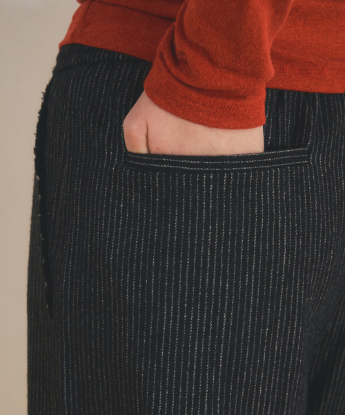 OURNOSTALGIA（アワー ノスタルジア）の「wool stripe cutting trouser_Black（その他パンツ・レディース・ブラック・MEDIUM/SMALL）」の3枚目の写真
