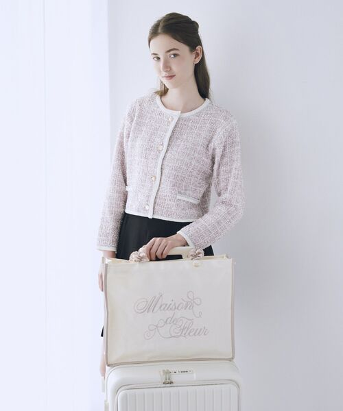 Maison de FLEUR(メゾンドフルール)の「ロゴ刺繍フリルハンドル帆布キャリーオンバッグ(トートバッグ・レディース・アイボリー/ブラック・FREE)」の1枚目の写真