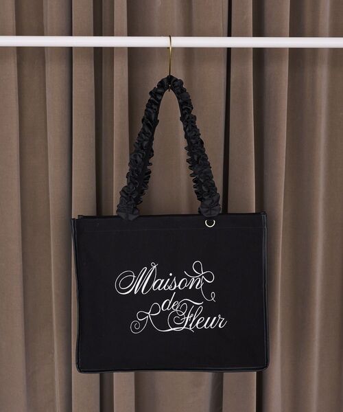 Maison de FLEUR(メゾンドフルール)の「ロゴ刺繍フリルハンドル帆布キャリーオンバッグ(トートバッグ・レディース・アイボリー/ブラック・FREE)」の2枚目の写真