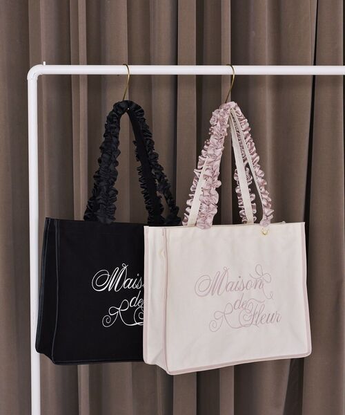 Maison de FLEUR(メゾンドフルール)の「ロゴ刺繍フリルハンドル帆布キャリーオンバッグ(トートバッグ・レディース・アイボリー/ブラック・FREE)」の15枚目の写真
