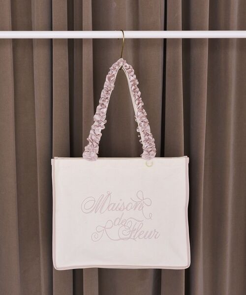 Maison de FLEUR(メゾンドフルール)の「ロゴ刺繍フリルハンドル帆布キャリーオンバッグ(トートバッグ・レディース・アイボリー/ブラック・FREE)」の16枚目の写真