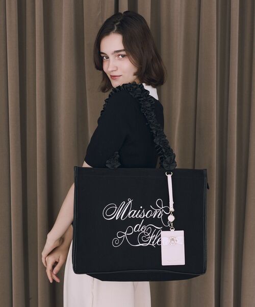 Maison de FLEUR(メゾンドフルール)の「ロゴ刺繍フリルハンドル帆布キャリーオンバッグ(トートバッグ・レディース・アイボリー/ブラック・FREE)」の19枚目の写真